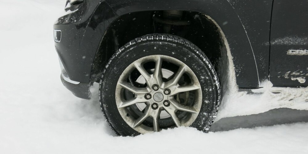 HØY HEVET: Men luftfjæringssystemet Quadra-Lift-kan du justere bakkeklaringen på Grand Cherokee. Den kan løftes til ganske imponerende 28,7 centimeter. FOTO: Martin Jansen HØY HEVET: Men luftfjæringssystemet Quadra-Lift-kan du justere bakkeklaringen på Grand Cherokee. Den kan løftes til ganske imponerende 28,7 centimeter. FOTO: Martin Jansen