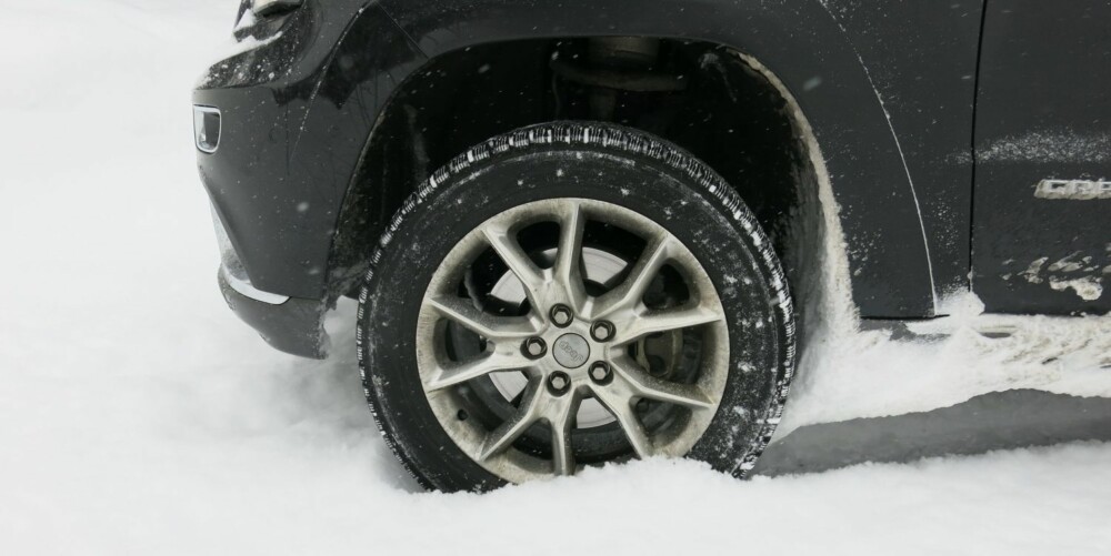 HØY HEVET: Men luftfjæringssystemet Quadra-Lift-kan du justere bakkeklaringen på Grand Cherokee. Den kan løftes til ganske imponerende 28,7 centimeter. FOTO: Martin Jansen