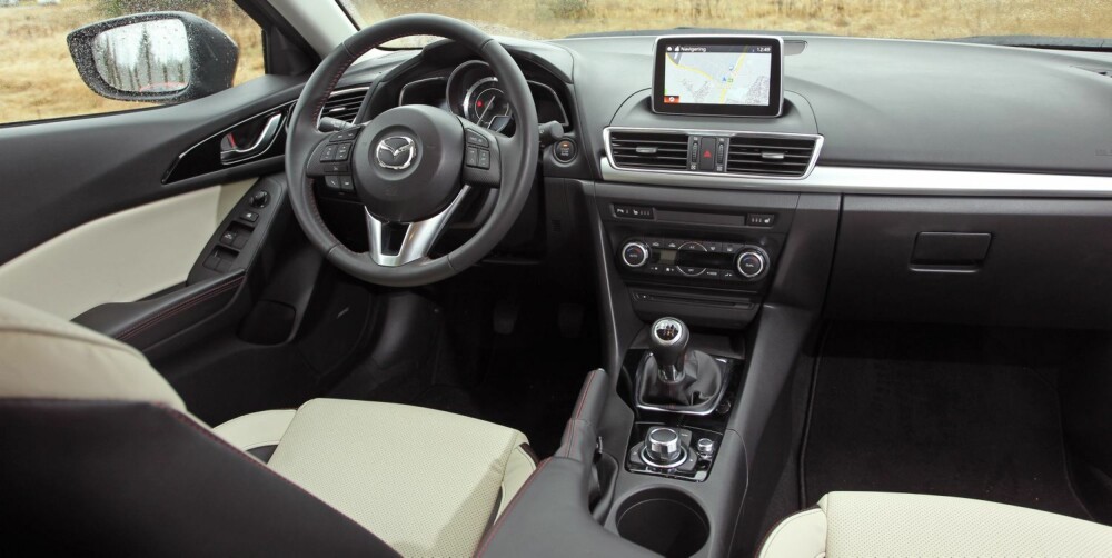 ALT UTSTYR: Så godt som alt er inkludert i en Mazda 3 av utstyrsgrad Optimum ¿ du skal være kravstor for å ønske mer utstyr. Skjermen betjenes med dreiehjulet mellom setene eller med pekefingeren. ALT UTSTYR: Så godt som alt er inkludert i en Mazda 3 av utstyrsgrad Optimum ¿ du skal være kravstor for å ønske mer utstyr. Skjermen betjenes med dreiehjulet mellom setene eller med pekefingeren.
