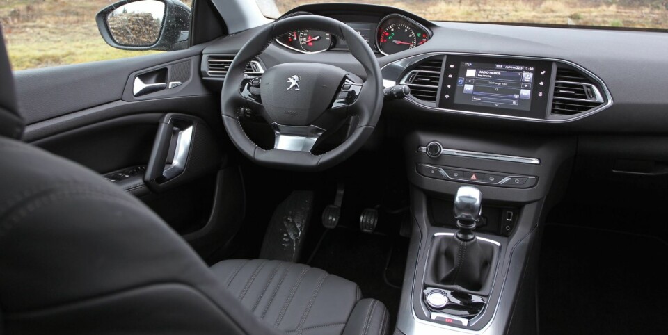 GOD SKJERM: Færre taster og brytere, det har vært Peugeots mål med den nye 308. Det er ikke vanskelig å betjene skjermen, men i noen tilfeller blir det noen ekstra tastetrykk for få gjøre det man skal.