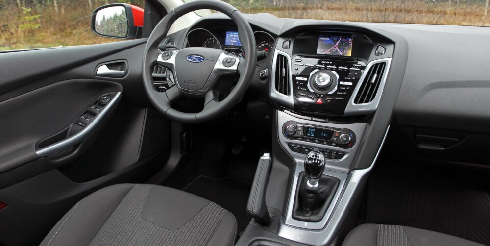UTDATERT: Sony-anlegget i Ford Focus har veldig mange knapper, og i våre øyne stråler dashbordet ikke av gjennomtenkt eleganse. Skjermen er fint plassert, men utdatert liten i dag. UTDATERT: Sony-anlegget i Ford Focus har veldig mange knapper, og i våre øyne stråler dashbordet ikke av gjennomtenkt eleganse. Skjermen er fint plassert, men utdatert liten i dag.