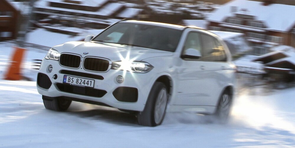 KOMMER LANGT: I BMW X5 handler det mer om veiegenskaper og mindre om offroad. Likevel kommer den seg like langt opp i bakken som de andre. FOTO: Petter Handeland KOMMER LANGT: I BMW X5 handler det mer om veiegenskaper og mindre om offroad. Likevel kommer den seg like langt opp i bakken som de andre. FOTO: Petter Handeland
