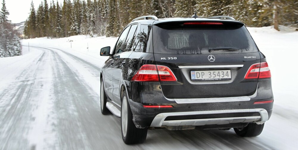 BEST PÅ DET PRAKTISKE: Mercedes ML er best på praktiske egenskaper og har solid interiør. Offroad-programmet hjalp oss ikke i snøen. FOTO: Petter Handeland