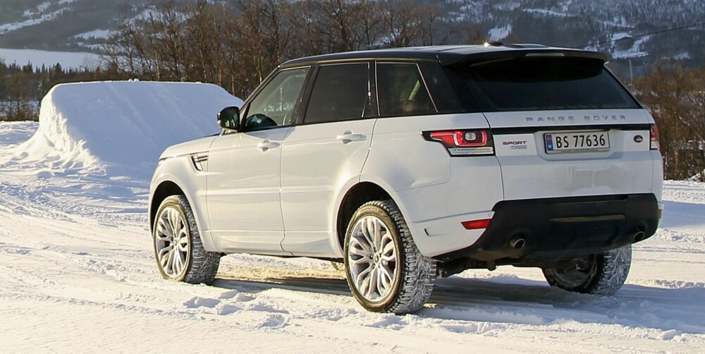 JÅLEBUKKEN: Range Rover Sport er barskere enn de andre utvendig, og herlig jålete innvendig. FOTO: Petter Handeland