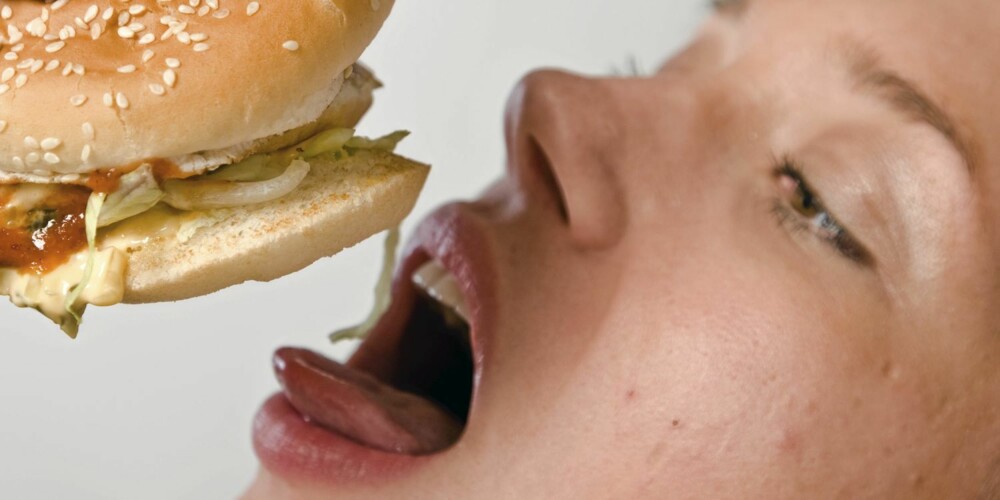 BURGER: Hamburger, ost og bacon er proppet med proteiner og fett, mens hvitt brød og pommes frites er karbo-bomber.