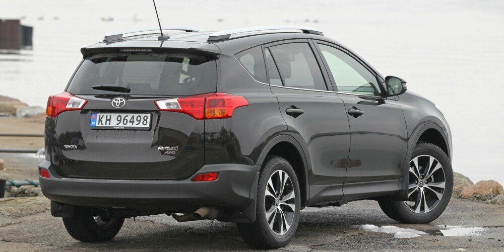 KJØRER BRA: Vi synes fjæringen i RAV4 er litt vel stram i lav fart, men den kjører til gjengjeld mye bedre enn forgjengeren. KJØRER BRA: Vi synes fjæringen i RAV4 er litt vel stram i lav fart, men den kjører til gjengjeld mye bedre enn forgjengeren.