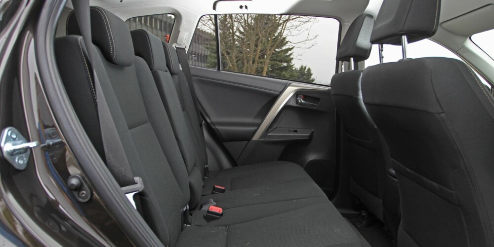 GOD PLASS: RAV4 har vokst med 20 centimeter og blitt betydelig større innvendig. I baksetet kan en person på 190 centimeter sitte ""bak seg selv"". GOD PLASS: RAV4 har vokst med 20 centimeter og blitt betydelig større innvendig. I baksetet kan en person på 190 centimeter sitte ""bak seg selv"".