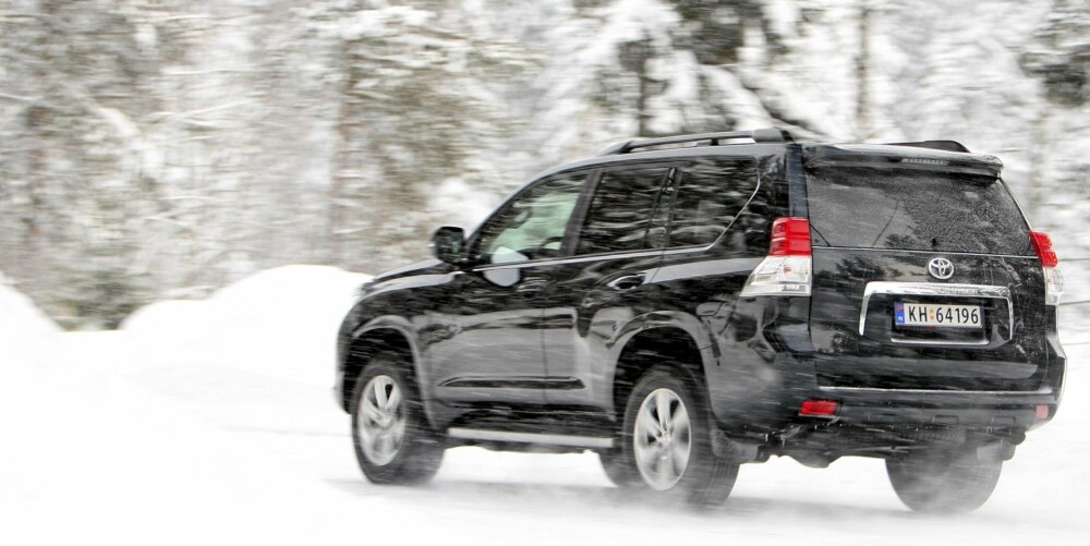 STOR: De avrundete formene minner oss om storesøster Land Cruiser V8. De gjør også at bilen virker noe mindre. STOR: De avrundete formene minner oss om storesøster Land Cruiser V8. De gjør også at bilen virker noe mindre.