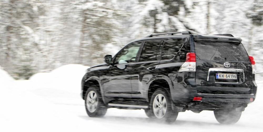 STOR: De avrundete formene minner oss om storesøster Land Cruiser V8. De gjør også at bilen virker noe mindre.