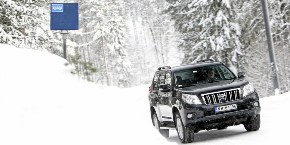 ALLVÆRSKONGE: Land Cruiser liker seg best under røffe forhold. Ved kjøring på glatt underlag savner vi styrefølelse. ALLVÆRSKONGE: Land Cruiser liker seg best under røffe forhold. Ved kjøring på glatt underlag savner vi styrefølelse.