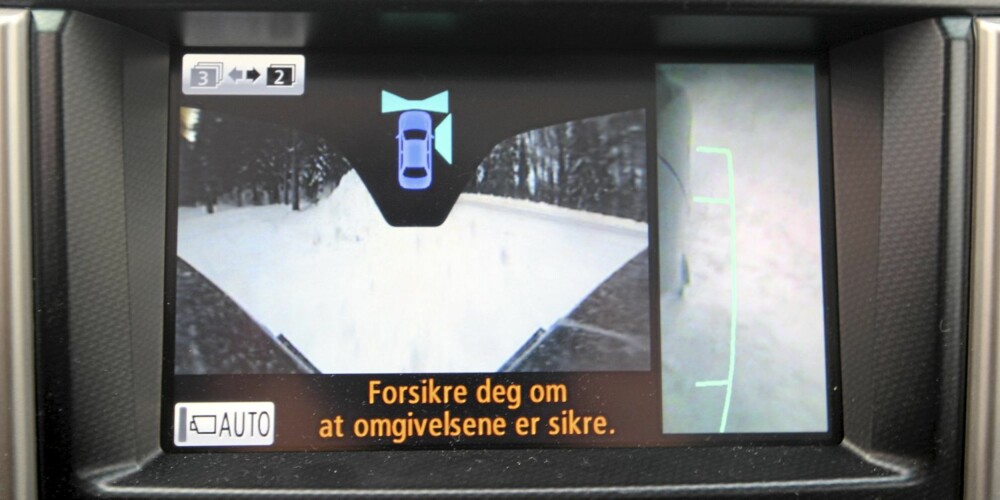 PRAKTISK: Terreng- og omgivelseskameraene i Land Cruiser er egentlig ment for kjøring i tett terreng. Men fungerer supert til parkering, også. PRAKTISK: Terreng- og omgivelseskameraene i Land Cruiser er egentlig ment for kjøring i tett terreng. Men fungerer supert til parkering, også.