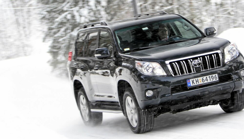 KONGE: Selv om Toyota Land Cruiser kanskje ikke er vårt førstevalg på veien, tar den igjen i terrenget. KONGE: Selv om Toyota Land Cruiser kanskje ikke er vårt førstevalg på veien, tar den igjen i terrenget.