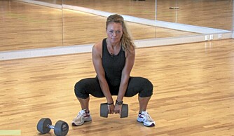 GODT FOR RUMPA: Personlig trener Maria Haugland viser hvordan dype knebøy skal utføres med maks effekt på setemusklene.