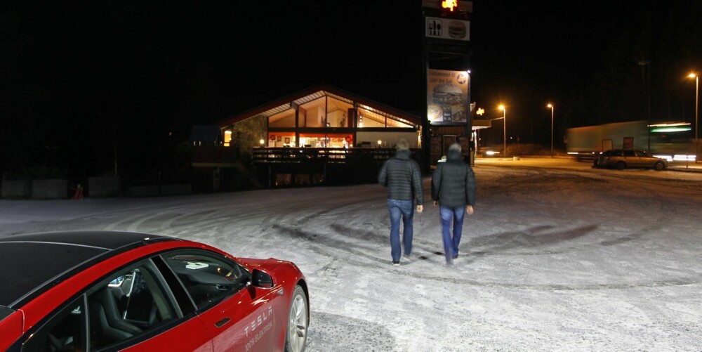 LET'S EAT: Man kan bli feit av å kjøre langt med Tesla. I ladepausene er det lite annet å gjøre enn å ete frityrmat. LET'S EAT: Man kan bli feit av å kjøre langt med Tesla. I ladepausene er det lite annet å gjøre enn å ete frityrmat.
