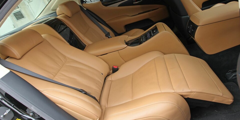 GOD PLASS: Har du råd til denne bilen, har du antagelig råd til egen sjåfør. I baksetet kan du styre din egen musikk, ditt eget klimaanlegg og du kan få massasje.