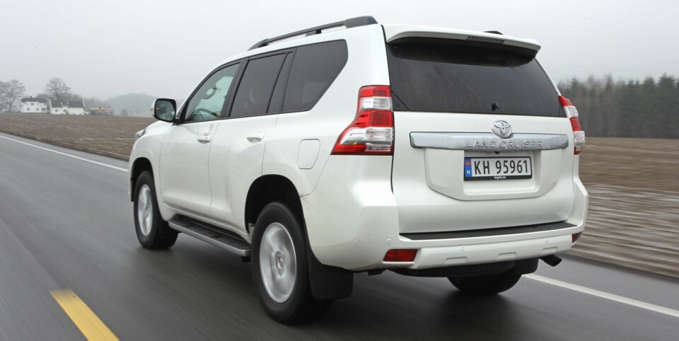 KANTETE: Toyota Land Cruiser har mer tradisjonelle terrengbilformer enn de fleste andre store SUV-ene. FOTO: Petter Handeland