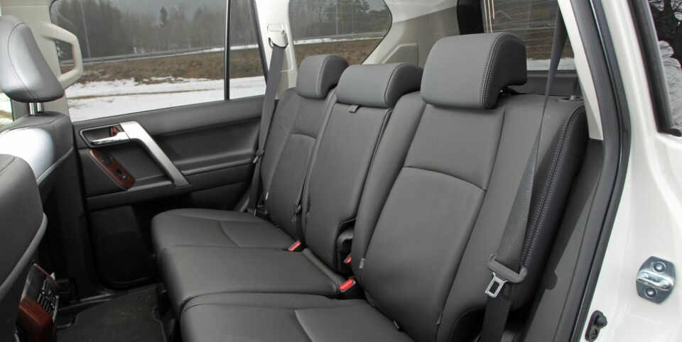 GOD PLASS: Det er godt med plass overalt i Land Cruiser. Baksetet er intet unntak. Legger du sammen baksetet, har du tett på to kubikkmeter lasterom. FOTO: Petter Handeland