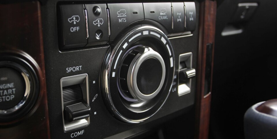 TERRENGDYKTIG: Toyota Land Cruiser har flere terrengprogram, og utenfor vei imponerer den. FOTO: Petter Handeland