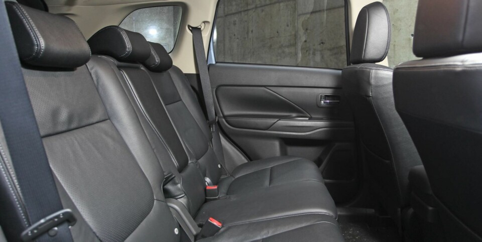 GOD PLASS: Benplassen i baksetet i Outlander er meget god. Her sitter selv voksne personer med lange bein godt. Bredden er dog ikke blant de beste i klassen.