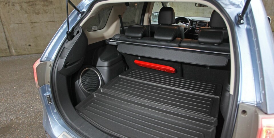 IKKE SJUSETER: Outlander PHEV kommer kun som femseter - ikke sjuseter som vanlige Outlander. Bagasjerommet er dessuten noen skarve liter mindre i hybriden. 463 liter er uansett nok for de fleste.