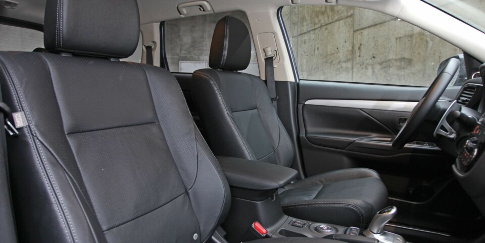 BLITT BEDRE: Dybdejusteringen av rattet er blitt bedre i nye Outlander. Likevel vil lange personer fortsatt gjerne hatt rattet enda litt nærmere. Setene gir god sittekomfort.