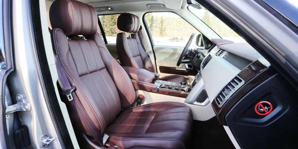 CHESTERFIELD: Range Rover-setene er utformet som kostbare møbler. Nettopp slik de kjennes å sitte i. CHESTERFIELD: Range Rover-setene er utformet som kostbare møbler. Nettopp slik de kjennes å sitte i.