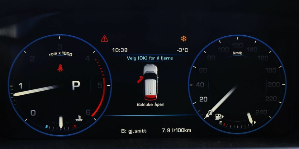 DIGITALT: Instrumentene følger mønsteret fra søstermerket Jaguar. Analog visning på digitalt display.