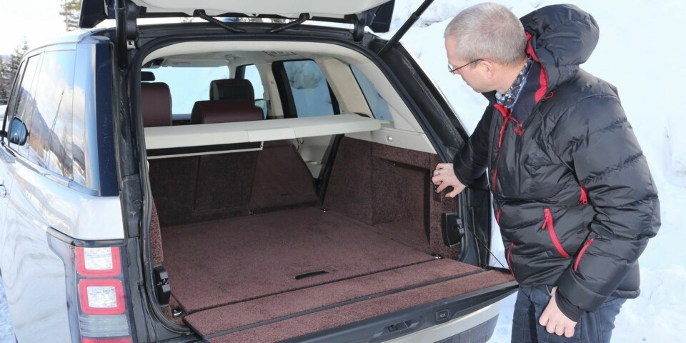 ELEKTRISK: Manuell opp- og nedfelling av bakseter er ikke noe for Range Rover-eiere. Det styres med en knapp ved bakluken.