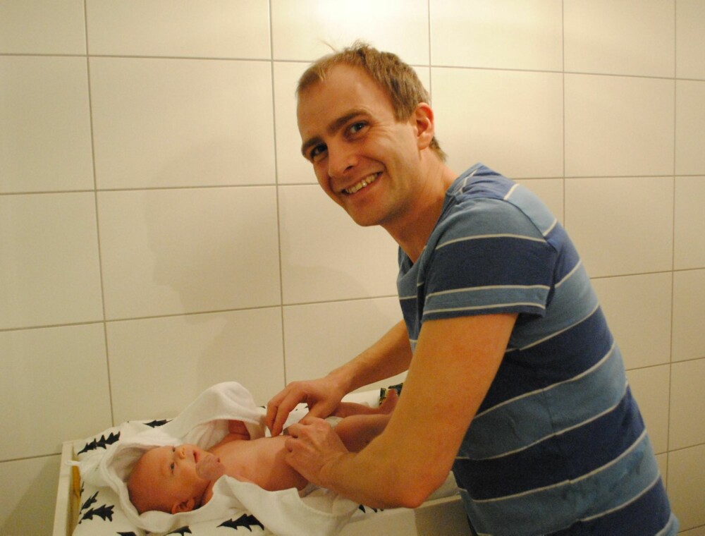 MANNFOLKJOBB: Du er ikke mann før du kan stelle barnet ditt, mener Ole Morten Knudsen. Her er det datteren Ellie som får ren bleie.