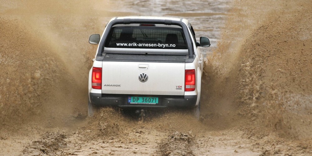 TØFFE TAK: Vi fikk ikke testet Amarok i terrenget, men med permanent firehjulsdrift og sperre på bakakselen, samt eget offroad-program, ligger det meste til rette for å ta seg fram. TØFFE TAK: Vi fikk ikke testet Amarok i terrenget, men med permanent firehjulsdrift og sperre på bakakselen, samt eget offroad-program, ligger det meste til rette for å ta seg fram.