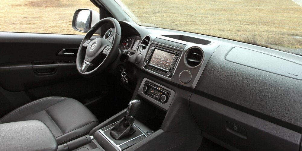 TYPISK VW: Førermiljøet i Amarok er typisk Volkswagen enkelt og oversiktlig. Samtidig er materialkvaliteten tilfredsstillende og ergonomien god. TYPISK VW: Førermiljøet i Amarok er typisk Volkswagen enkelt og oversiktlig. Samtidig er materialkvaliteten tilfredsstillende og ergonomien god.