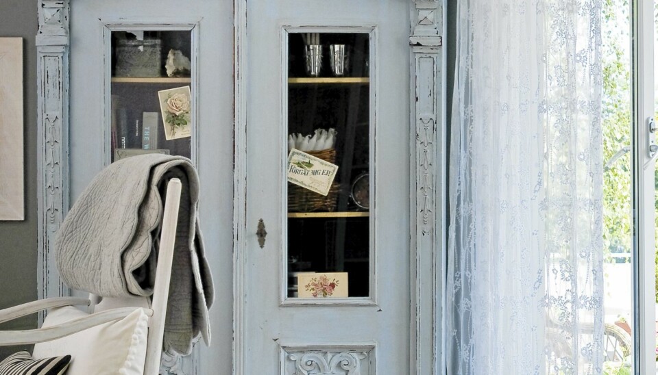 BLONDEDRØMMER: Dueblått, slitt skap og blafrende blondegardiner understreker den romantiske stilen som er en del av Shabby Chic.