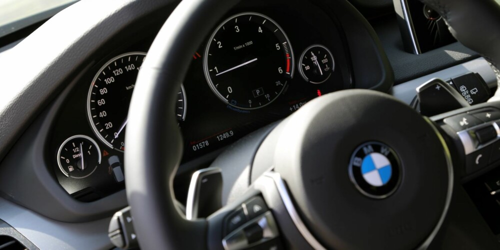TYPISK UTFORMING: I BMW X5 vil du ikke finne noen store overraskelser innvendig. Instrumentbordet holder seg til klassiske linjer. TYPISK UTFORMING: I BMW X5 vil du ikke finne noen store overraskelser innvendig. Instrumentbordet holder seg til klassiske linjer.