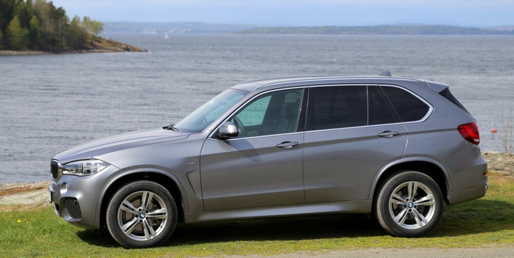 GJØR INNTRYKK: Designmessig gjør ikke BMW X5 noe for å skjule sin størrelse. Fra siden ser den temmelig stor og bastant ut.