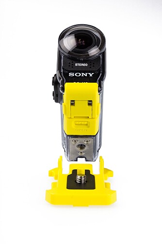 MOBILSTYRING: Actionkameraet Sony HDR-AS30V kan du styre via en app på mobilen om du vil.