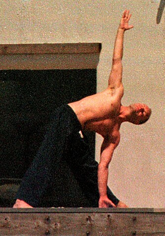 VETERAN: Sting har praktisert yoga i mange år. Her trener han utenfor hjemmet sitt i Malibu.