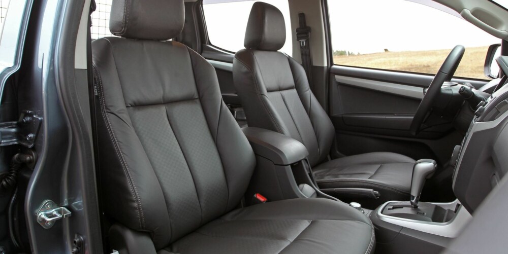SKINN: Betaler du 10 000 kroner ekstra for Isuzu D-Max pickup, får du Executive-pakke med blant annet skinnseter. SKINN: Betaler du 10 000 kroner ekstra for Isuzu D-Max pickup, får du Executive-pakke med blant annet skinnseter.