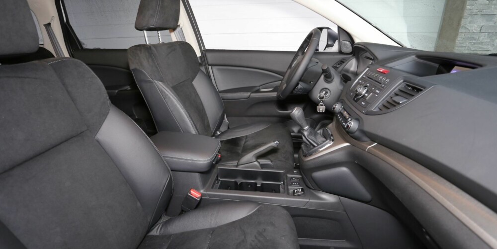 TOPPVERSJON: Lifestyle er høyeste utstyrsnivå for Honda CR-V 1,6 i-DTEC. Da får du blant annet seter i skinn og alcantara. Støtten under lårene kunne vært noe bedre. TOPPVERSJON: Lifestyle er høyeste utstyrsnivå for Honda CR-V 1,6 i-DTEC. Da får du blant annet seter i skinn og alcantara. Støtten under lårene kunne vært noe bedre.