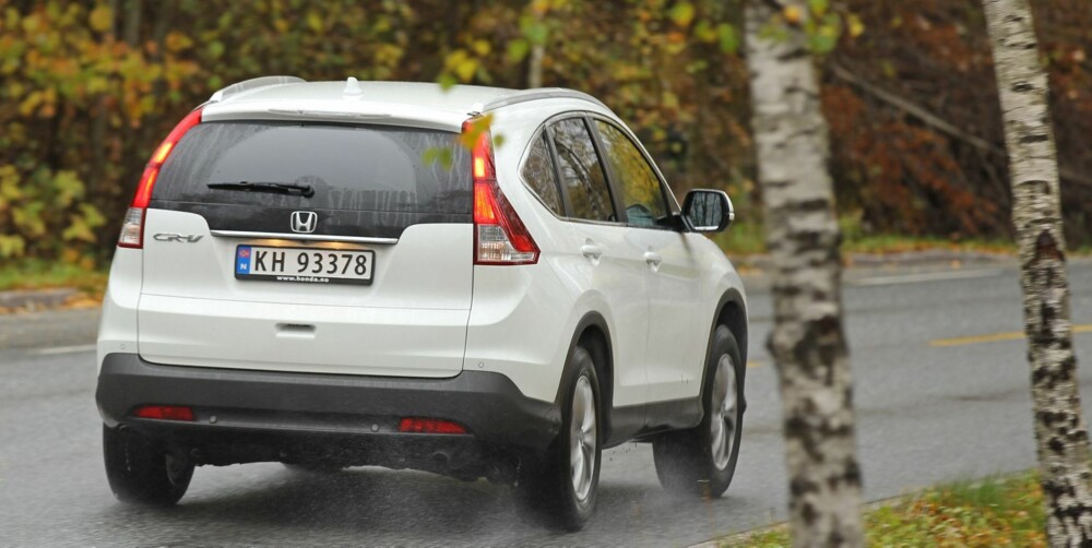 PÅ DET JEVNE: Honda CR-V byr ikke på mye kjøreglede, men oppfører seg trygt og forutsigbart.