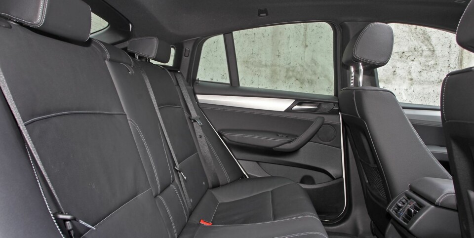 BEST FOR TO: Bakseteplassen er noe dårligere enn i X3. Den kupéaktige taklinjen stjeler også litt plass i høyden. Baksetet egner seg best for to.