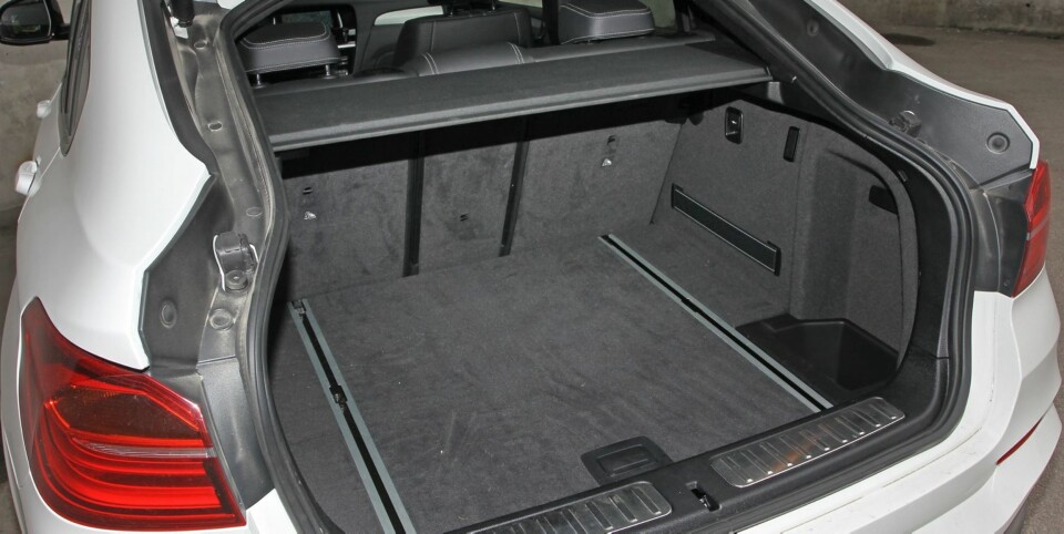 LITT MINDRE: Det oppgitte bagasjeromsvolumet er på hele 500 liter - 50 liter mindre enn i X3, som i motsetning til X4 også har plass over bagasjeromsgardinen.