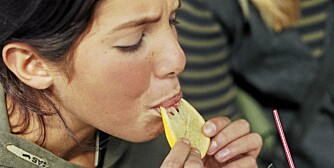 SURT: Sitron eller grapefrukt gjør urinen sur, noe som skal hjelpe ved å regulere bakteriefloraen i urin. SURT: Sitron eller grapefrukt gjør urinen sur, noe som skal hjelpe ved å regulere bakteriefloraen i urin.