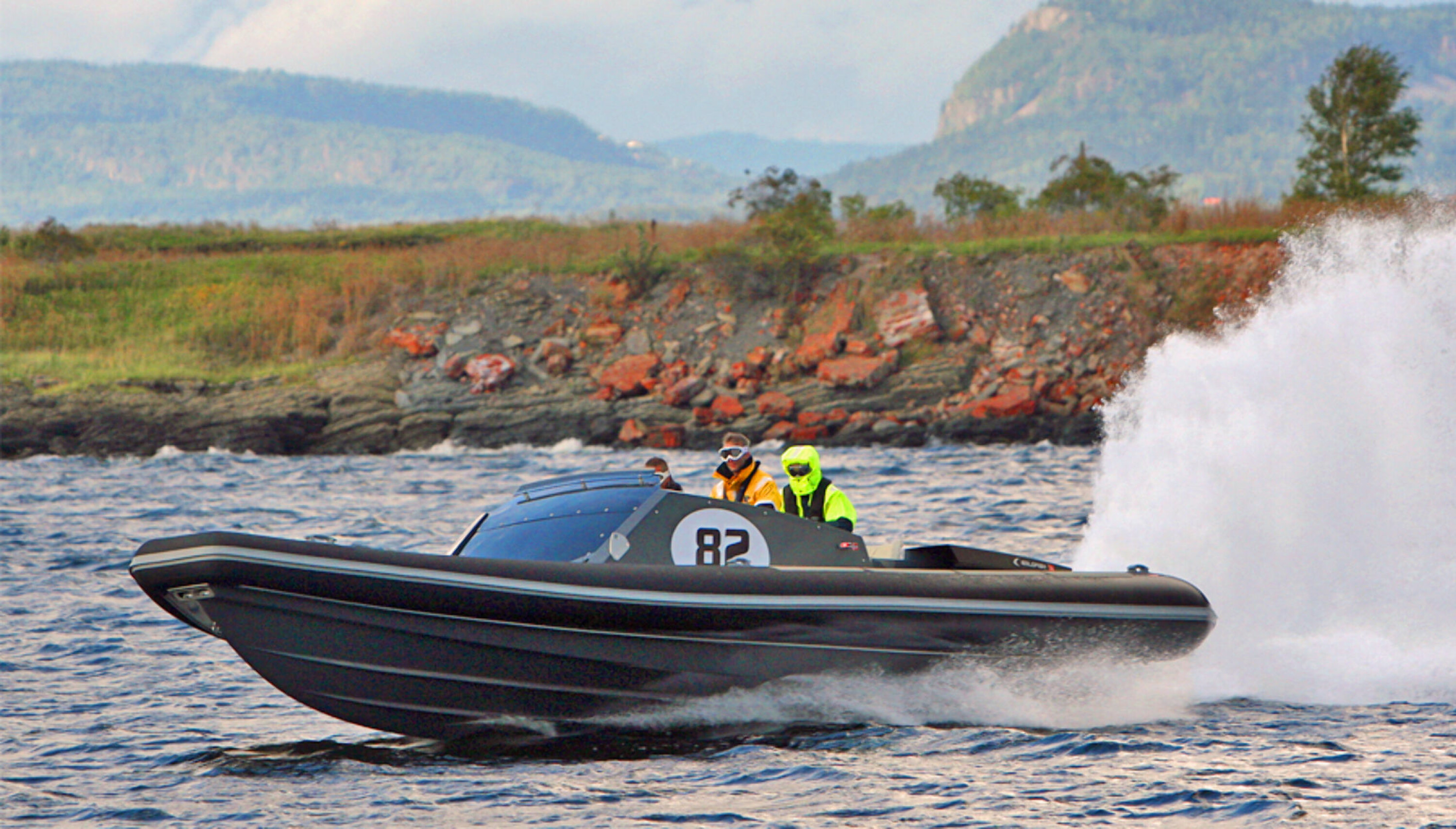 PÅ JAKT: Goldfish 36 P1 Supersport brukes av forsvaret på jakt etter sjørøvere i Adenbukta Selv jaget vi  bare godfølelsen på vår testtur i Oslofjorden