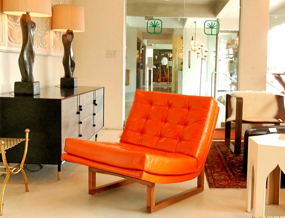RETRO: Lawson-Fenning kan også by på oransje skinnstoler fra 60-tallet, designet av Mo Baughman. RETRO: Lawson-Fenning kan også by på oransje skinnstoler fra 60-tallet, designet av Mo Baughman.