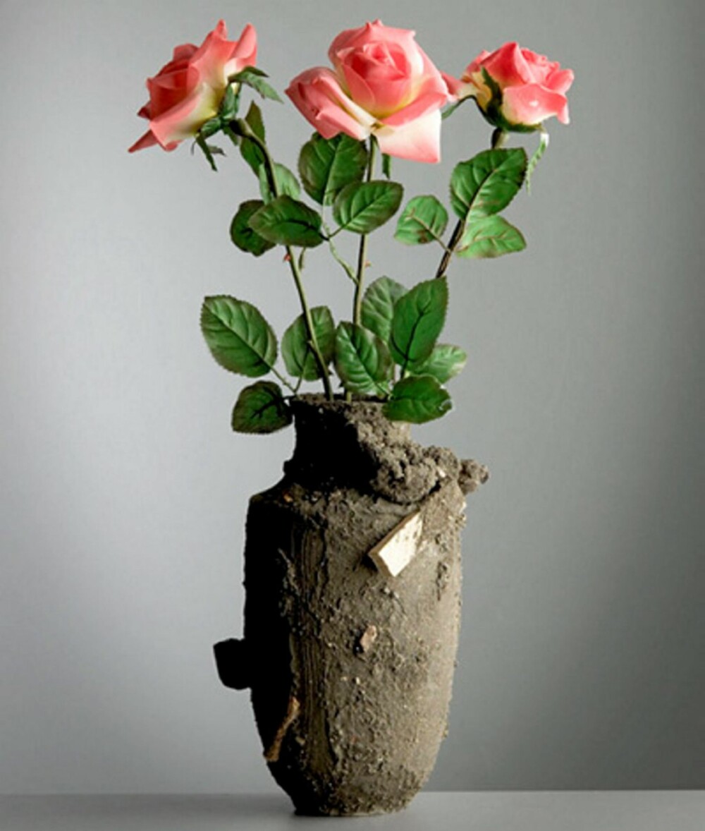RØFT: Maxim Velcovsky har laget en unik kolleksjon for Mint, deriblant vasen «Catastrophe». Det rå uttrykket passer perfekt som kontrast til sarte blomster.