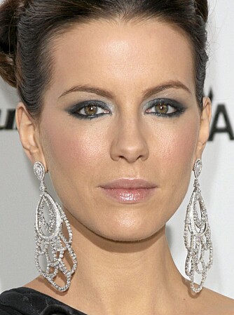 FARGER: Brunetter kler farger, så det er bare å boltre seg! Her ser vi Kate Beckinsale sine varmbrune øyne mot blågrå øyeskygge.