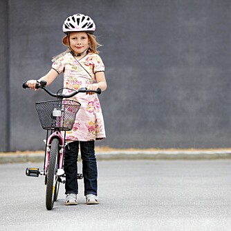 SYKLE TIL SKOLEN: Barn må være ganske gode syklister for å kunne lese trafikkbildet.