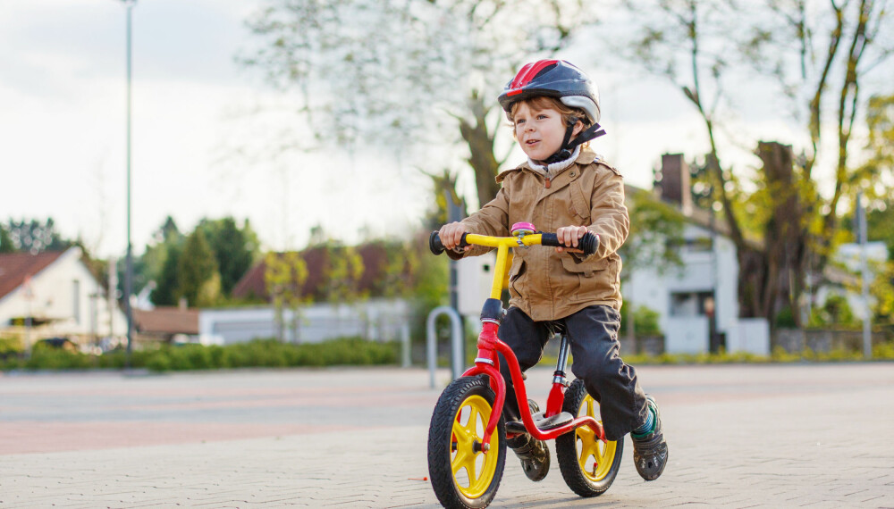 LØPESYKKEL: En løpesykkel, også kalt balansesykkel og gåsykkel, er en sykkel uten hverken pedaler eller støttehjul. Barnet blir tvunget til å finne balansen på egenhånd, og slik styrkes barnets balanseevne og koordinasjon. Foto: Gettyimages.com.