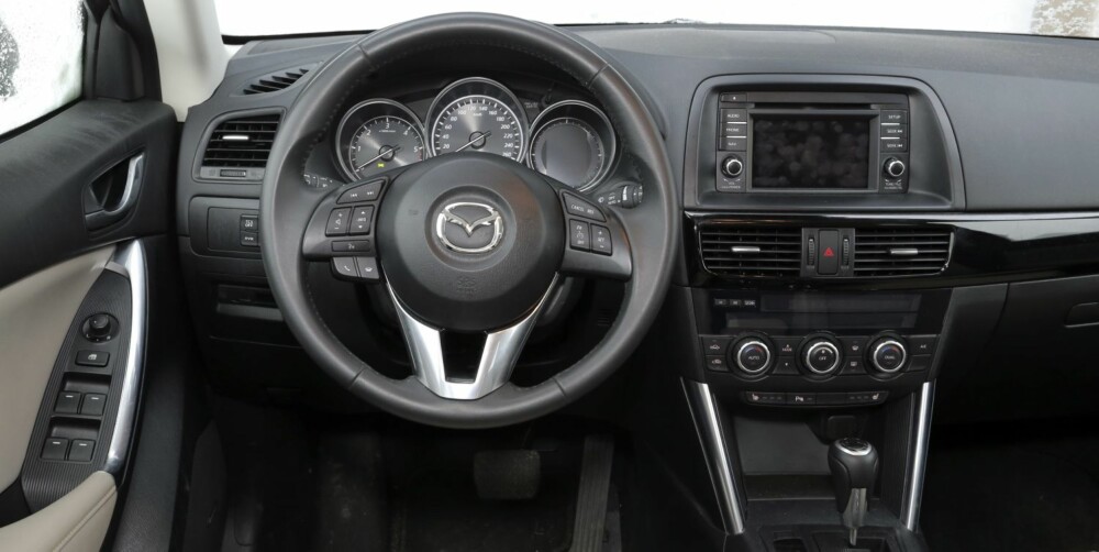 FARGELØST: Mazda CX-5 har et fint interiør, men ""look, touch, feel""-faktoren henger merkbart etter dyrere prestisje-SUV-er.