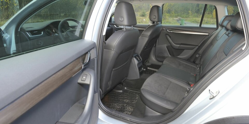 FOR SMÅ OG STORE: Bakseteplassen i Skoda Octavia Scout har familiebiltakter, spesielt benplassen er rikelig.